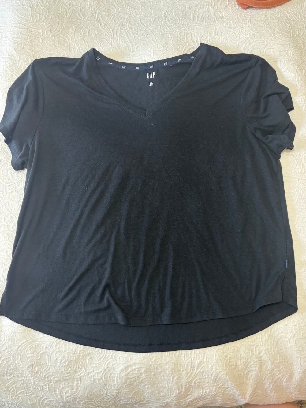 GAP Black V-Neck Short Sleeve Tee - Size XXL